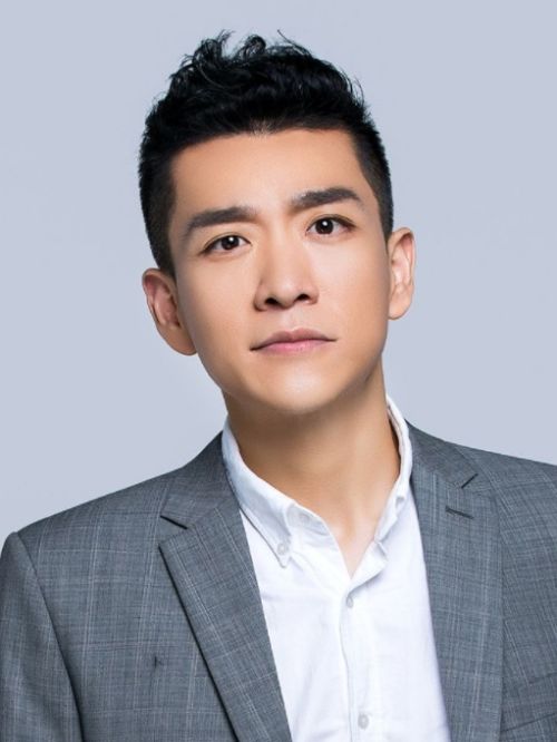 冯兵，1983年3月8日出生于山东省淄博市，毕业于北京电影学院表演系，中国内地男演员。
2014年，出演战争剧《小宝和老财》，从而进入演艺圈。2015年，主演的史诗电影《大变局之梦回甲午》上映。2016年，主演的古装民族电影《丝路英雄·云镝》上映。2018年，主演的校园轻喜剧《我的女友要上天》播出；同年，主演的动作犯罪电影《绝命枪王》上线?[3]。2019年，出演律政剧《完美证据》。2020年，出演的剧情电影《莫尔道嘎》首映。
2021年，出演的犯罪动作电影《雷霆行动》上线；同年，出演的都市刑侦剧《双探》播出。2022年，出演的悬疑探案剧《猎罪图鉴》和当代军旅剧《特战荣耀》相继播出。2023年，出演的反黑刑侦剧《狂飙》在中央电视台播出。